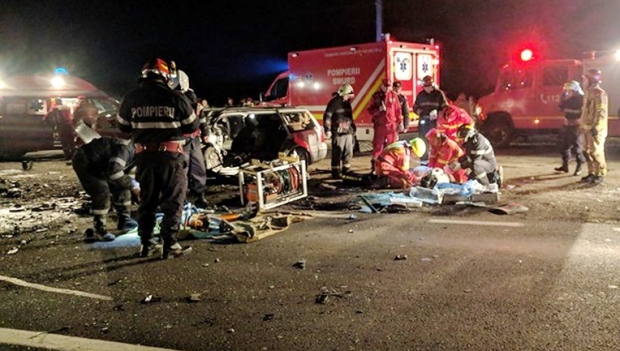 ACCIDENT CUMPLIT! Doi oameni au murit, alți șase au ajuns la spital - accidentlugasok04957300-1513757144.jpg