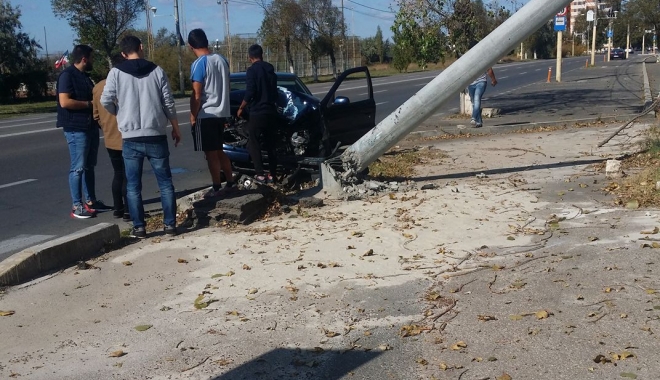 Zonă blestemată! Un șofer a izbit în plin un stâlp, în stațiunea Mamaia - accidentmamaia-1508151894.jpg