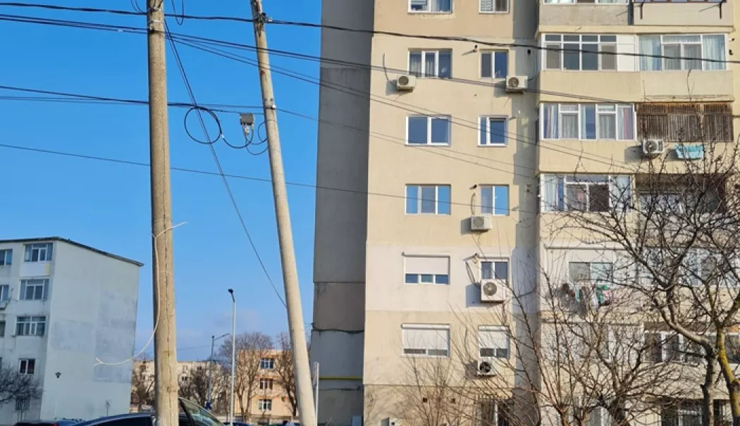 Accident pe strada Portului, din Mangalia. Un autoturism a intrat într-un stâlp - accidentmangaliastradaportuluija-1768663016.webp