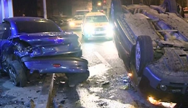 GRAV ACCIDENT RUTIER! O mașină s-a răsturnat după ce a lovit alte două autoturisme. Polițiștii vor să afle cine era la volan! - accidentmaniu06023900-1512631600.jpg