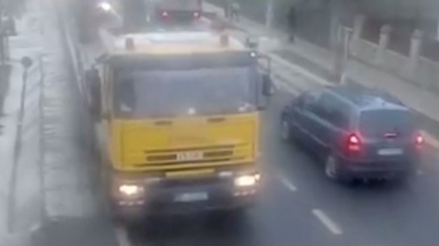 VIDEO / GRAV ACCIDENT RUTIER. Copil SPULBERAT de o dubă, pe TRECEREA DE PIETONI - accidentmasinadumbravenisuceava5-1479820863.jpg