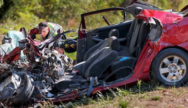 MOARTĂ, ÎNTR-UN MORMAN DE FIARE, DIN CAUZA UNUI SELFIE - accidentmasinafbmormandefiare791-1500794755.jpg