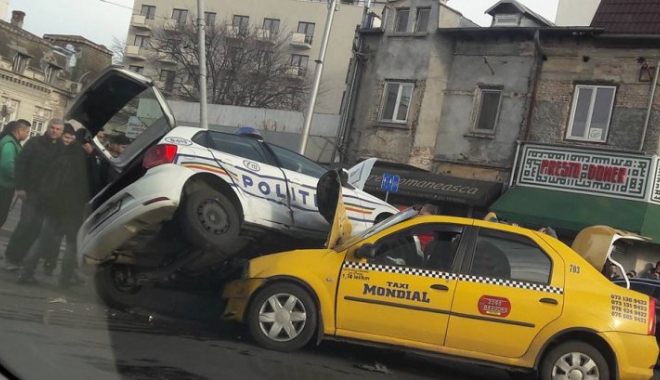 ACCIDENT GRAV! Mașină de poliție răsturnată peste un taxi. Victima, o polițistă - accidentmasinapolitiei128112600-1513342694.jpg