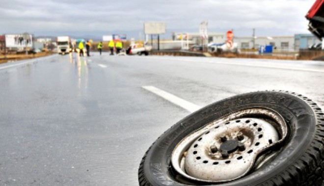 Un mort și patru răniți, într-un terbil accident - accidentmasinapozapoza13727200-1406397300.jpg