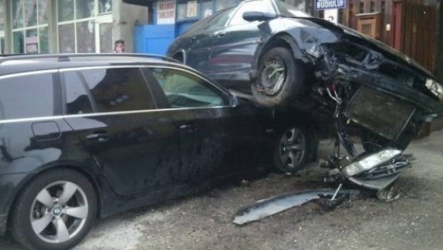 Un șofer băut și fără permis a lovit două mașini în parcare, încercând să fugă de polițiști - accidentmasini728x33654503300-1537701658.jpg