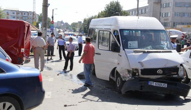 Accident  în Constanța.  O mașină a intrat într-un microbuz - accidentmicrobuz-1403889286.jpg