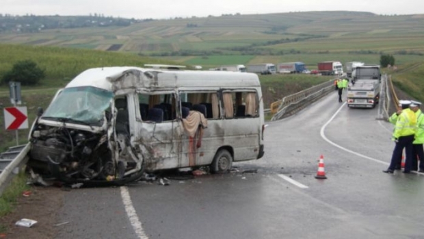 Accident TRAGIC după ce un șofer A ADORMIT la volan: UN MORT și 10 RĂNIȚI - accidentmicrobuz66179600-1443683023.jpg
