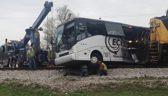 Accident în Mississippi: Cel puțin 4 morți și numeroși răniți după ce un tren de marfă a lovit un autobuz cu pasageri - accidentmississippi-1488983015.jpg