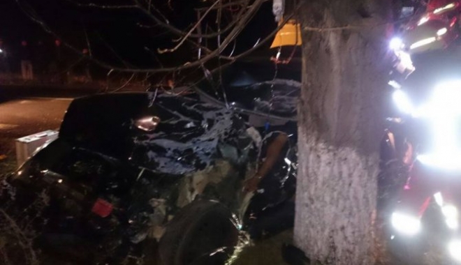 TRAGEDIE RUTIERĂ! UN TÂNĂR DE 21 DE ANI A MURIT, ALTUL ESTE GRAV RĂNIT - accidentmortaldcnews05108900-1495574103.jpg