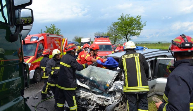 TRAGEDIE RUTIERĂ. O FEMEIE A MURIT PE LOC, DUPĂ CE SOȚUL EI A INTRAT CU MAȘINA SUB TIR - accidentmortalgheorghedojamures5-1471330048.jpg