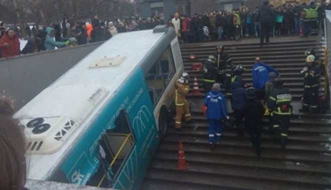 ATENȚIE, IMAGINI ȘOCANTE! Autobuz cu pasageri, căzut pe scările de intrare într-o stație de metrou. Sunt zeci de victime - accidentmoscavoa65282700-1514209984.jpg