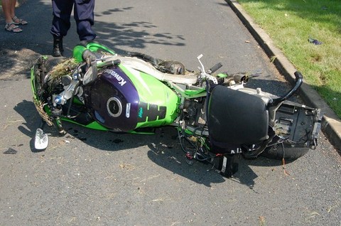 Inconștiența îl poate costa viața - accidentmotoarad6-1347043440.jpg
