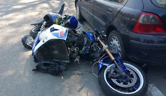 Galerie FOTO. GRAV ACCIDENT RUTIER. Un motociclist a zburat peste un autoturism oprit la semafor - accidentmotocicleta-1473746562.jpg