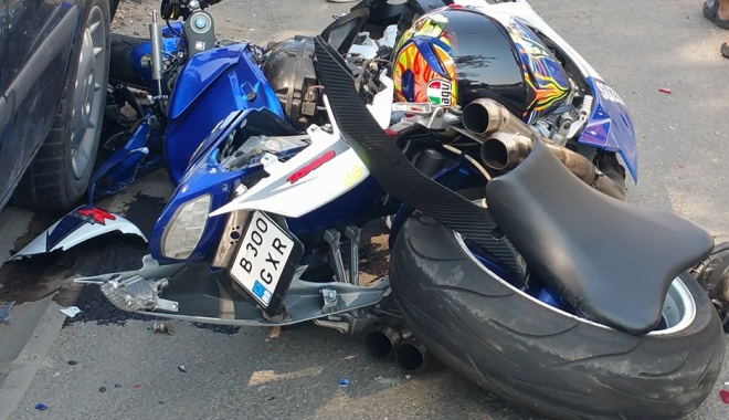 Galerie FOTO. GRAV ACCIDENT RUTIER. Un motociclist a zburat peste un autoturism oprit la semafor - accidentmotocicleta2-1473746598.jpg