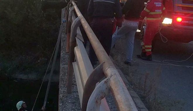 Autoutilitară căzută într-un canal; șoferul a stat izolat pe capotă aproape 10 ore - accidentmovilita07-1569155886.jpg