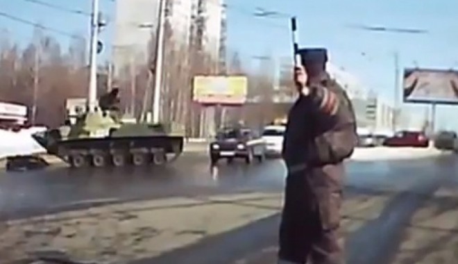 VIDEO/ Un militar rus, foarte BEAT, a intrat cu tancul într-un stâlp! - accidentneobisnuitinrusia6973520-1365086549.jpg