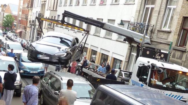 ACCIDENT neobișnuit, între o TELSA și o DACIA LOGAN - accidentneobisnuitintreoteslasio-1527834253.jpg
