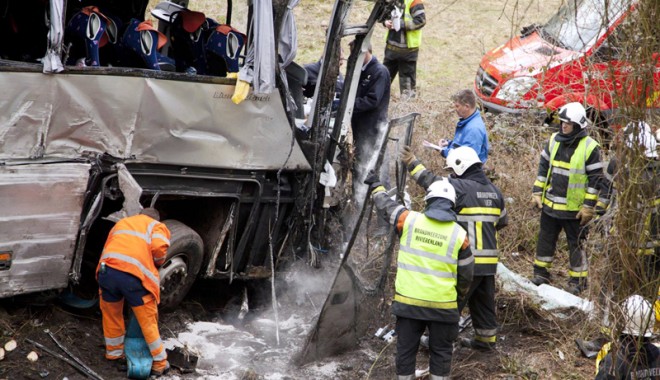 Accident rutier grav în Olanda.  Trei autocare s-au ciocnit - accidentolanda-1383490813.jpg