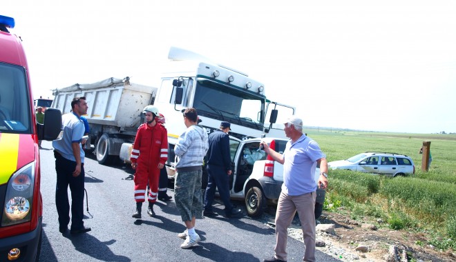 Un tir și două autoturisme împlicate într-un accident aproape de Ovidiu - accidentovidiu4-1337111721.jpg
