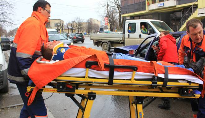 Accident cu patru victime în centrul Constanței. Vinovat, un taximetrist - accidentpatruvictime3-1424886139.jpg