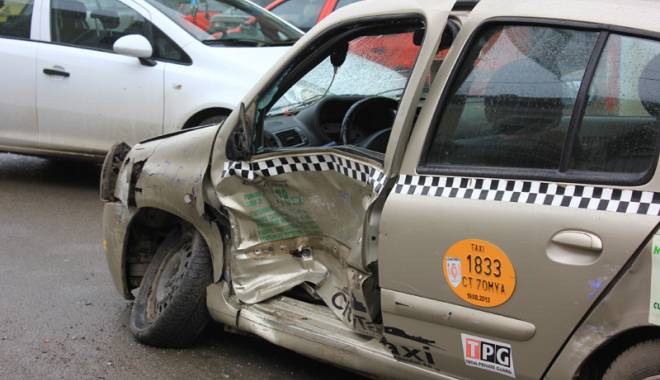 Accident cu patru victime în centrul Constanței. Vinovat, un taximetrist - accidentpatruvictime4-1424886154.jpg