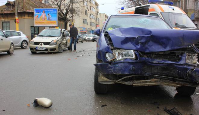 Accident cu patru victime în centrul Constanței. Vinovat, un taximetrist - accidentpatruvictime7-1424886182.jpg