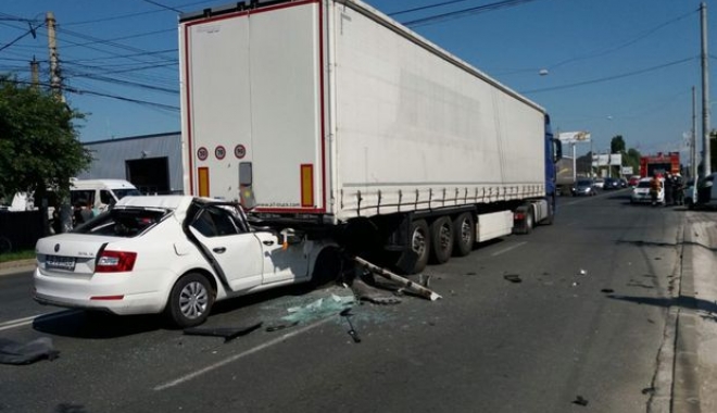 GRAV ACCIDENT RUTIER / Un șofer a intrat cu mașina sub TIR! Elicopterul SMURD, la fața locului - accidentphwhatsappimagemain1024x-1496743972.jpg