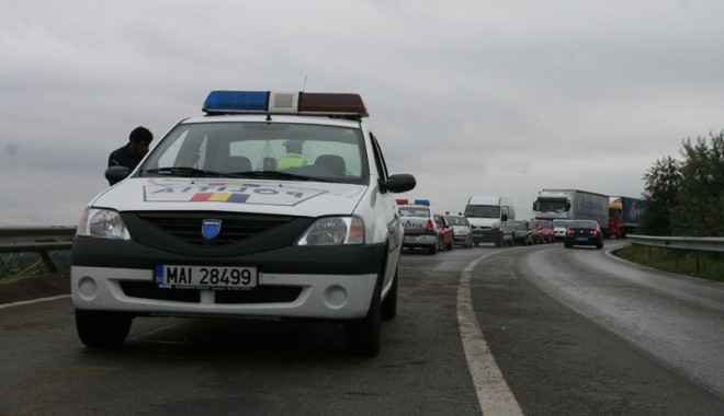 Polițist în misiune, rănit grav într-un accident rutier - accidentpoartaalba-1311013064.jpg