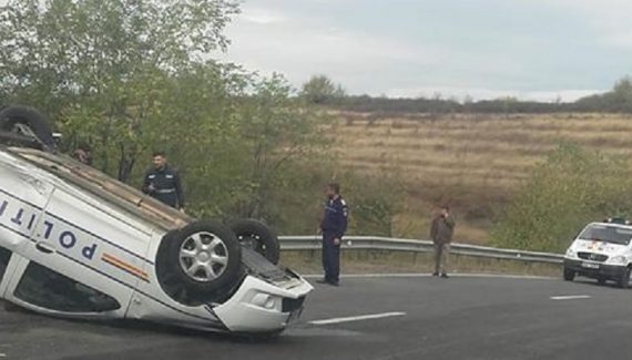 Accident groaznic! O mașină de poliție s-a răsturnat. Un membru al echipajului este rănit - accidentpoliiersturnatinfotrafic-1507466297.jpg