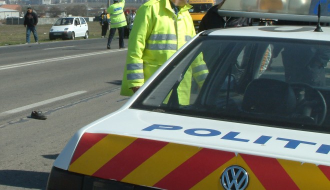 Băut și fără permis, s-a răsturnat cu mașina într-o râpă - accidentpolitiegf12-1413971927.jpg