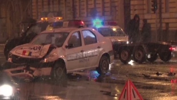 Doi polițiști au rămas fără permis, după ce s-au izbit puternic într-o intersecție din oraș - accidentpolitisti13514200-1520506779.jpg