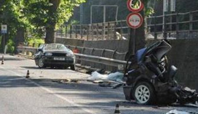 Un tânăr a murit pe loc într-un accident, după ce mașina i s-a rupt în două - accidentroma442031001-1372082382.jpg