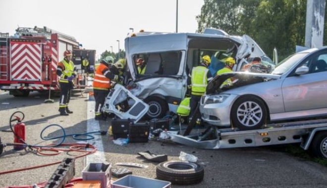 TRAGEDIE PE ȘOSEA! Microbuz cu români, implicat într-un accident în Belgia - accidentromanibelgia1-1503392648.jpg