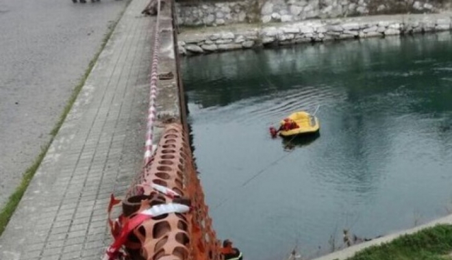 TRAGEDIE RUTIERĂ. Trei persoane au murit, după ce mașina lor a plonjat în apă - accidentromaniitaliap284674500-1489929429.jpg