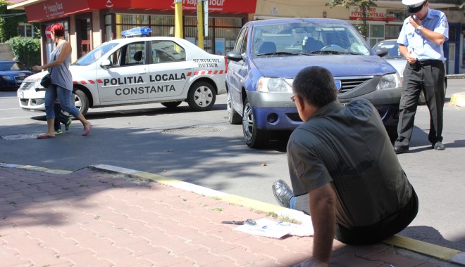 GALERIE FOTO / Pieton lovit de o mașină la intersecția străzii Cuza Vodă cu b-dul Tomis - accidentrutier6-1346665028.jpg