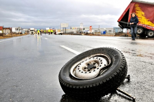 Update. ACCIDENT RUTIER CU PATRU VICTIME, LA CUMPĂNA. Pericol de explozie, se scurge combustibil! - accidentrutierc3aenhunedoara3a17-1470735298.jpg