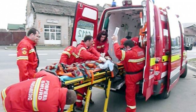 Accident rutier grav. Femeie spulberată  de un microbuz - accidentrutiergravlaintrareincon-1387123540.jpg