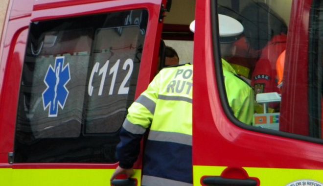 Doi copii răniți grav după ce mama lor a intrat cu mașina într-o ambulanță - accidentrutieriordacheanupersoan-1518383198.jpg
