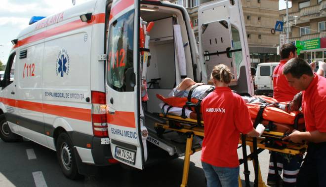 Șoferiță neatentă, cu mașina în copac - accidentrutierpedn39-1428247127.jpg