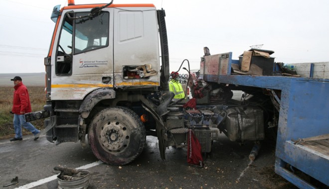 Prăpăd pe DN2A Constanța-Hârșova - accidentrutierpiatradn22microbuz-1321817452.jpg