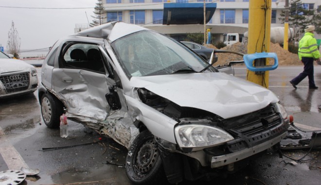Impact violent în stațiunea Mamaia - accidentrutiersttiuneamamaia-1358526547.jpg