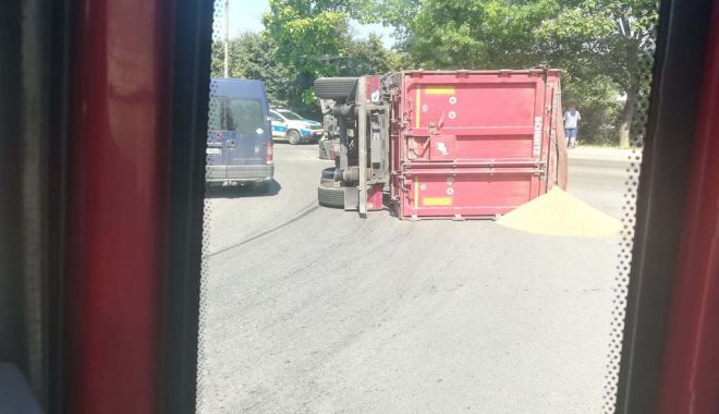Autotren încărcat cu cereale s-a răsturnat în sensul giratoriu de la Celsy - accidentsalaj2-1690389516.jpg