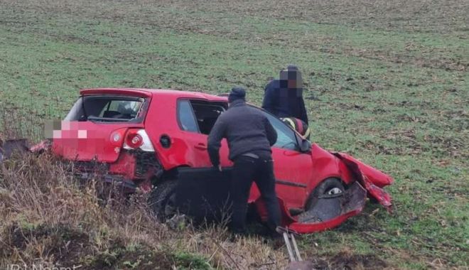 Autoturism accidentat de tren! Care e starea şoferilor şi a celor 20 de pasageri din tren - accidentsecuieni1-1672054568.jpg