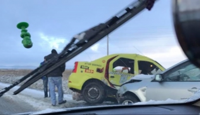 Accident rutier din cauza unui taxi. Șase victime - accidentsibiu84746100-1480687592.jpg