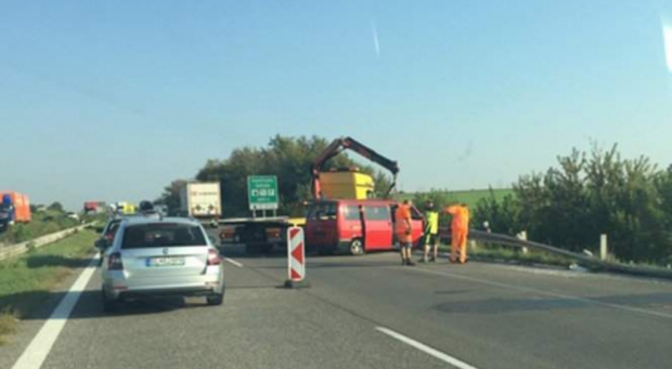FOTO. Microbuz cu români, lovit de un TIR, pe o autostradă din străinătate - accidentslovacia620x341-1537526640.jpg