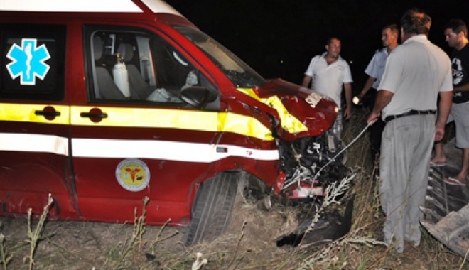 Ambulanță cu o gravidă în travaliu, implicată într-un grav accident - accidentsmurd53366500-1365933985.jpg