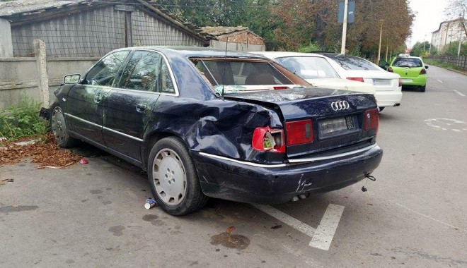 Doamnă, rujată, pupat airbag de Audi! Poliția caută o șoferiță care a fugit de la locul accidentului - accidentsmurdparasire3-1409243735.jpg
