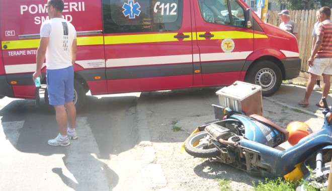 Mopedist lovit de șoferul unui BMW - accidentsoseauamangaliei2-1340392821.jpg