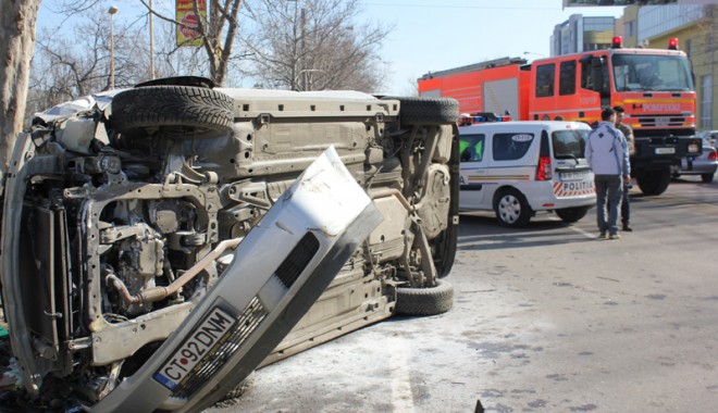 IMAGINI SPECTACULOASE / Accidentul groaznic de pe Soveja a băgat trei tineri în spital - accidentsoveja2-1330027485.jpg