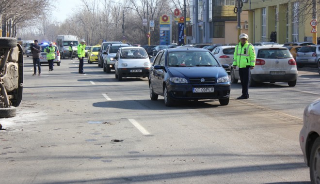 IMAGINI SPECTACULOASE / Accidentul groaznic de pe Soveja a băgat trei tineri în spital - accidentsoveja3-1330027582.jpg
